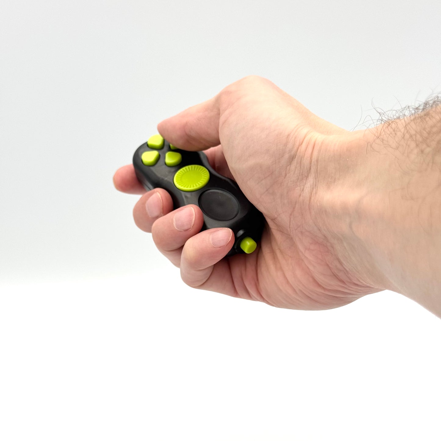 Fidget Controller Clicker in Schwarz-Grün in der Hand – Fidget Toy für Fokus & Stressabbau
