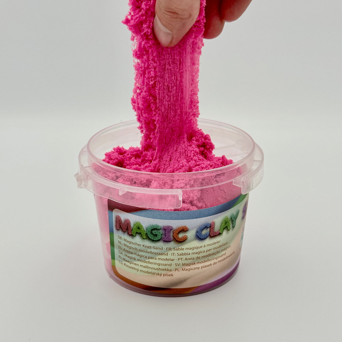 Rosa Magic Clay Knet-Sand wird aus dem Eimer gezogen – Sensorik Modelliersand für Hände