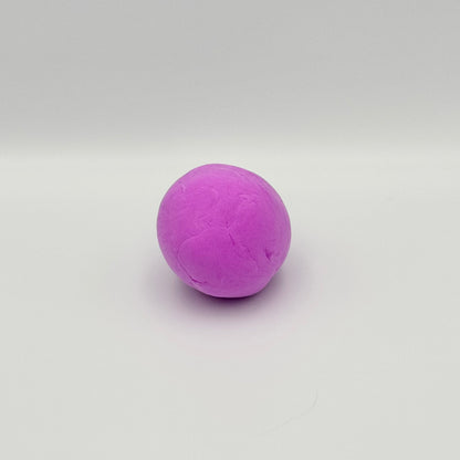 Geformte Kugel aus lila Bouncing Putty Springknete – Elastische Hüpfknete zum Kneten
