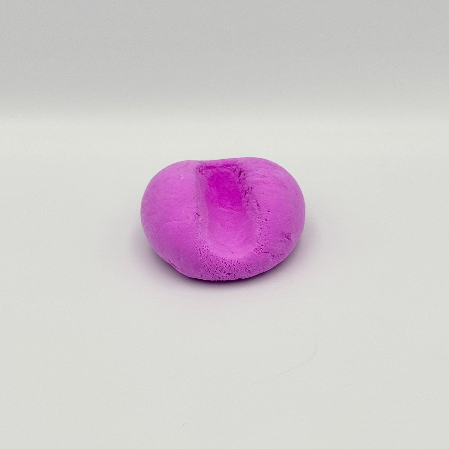 Eingedrückter Ball aus lila Bouncing Putty Springknete – Hüpfknete als Fidget Toy