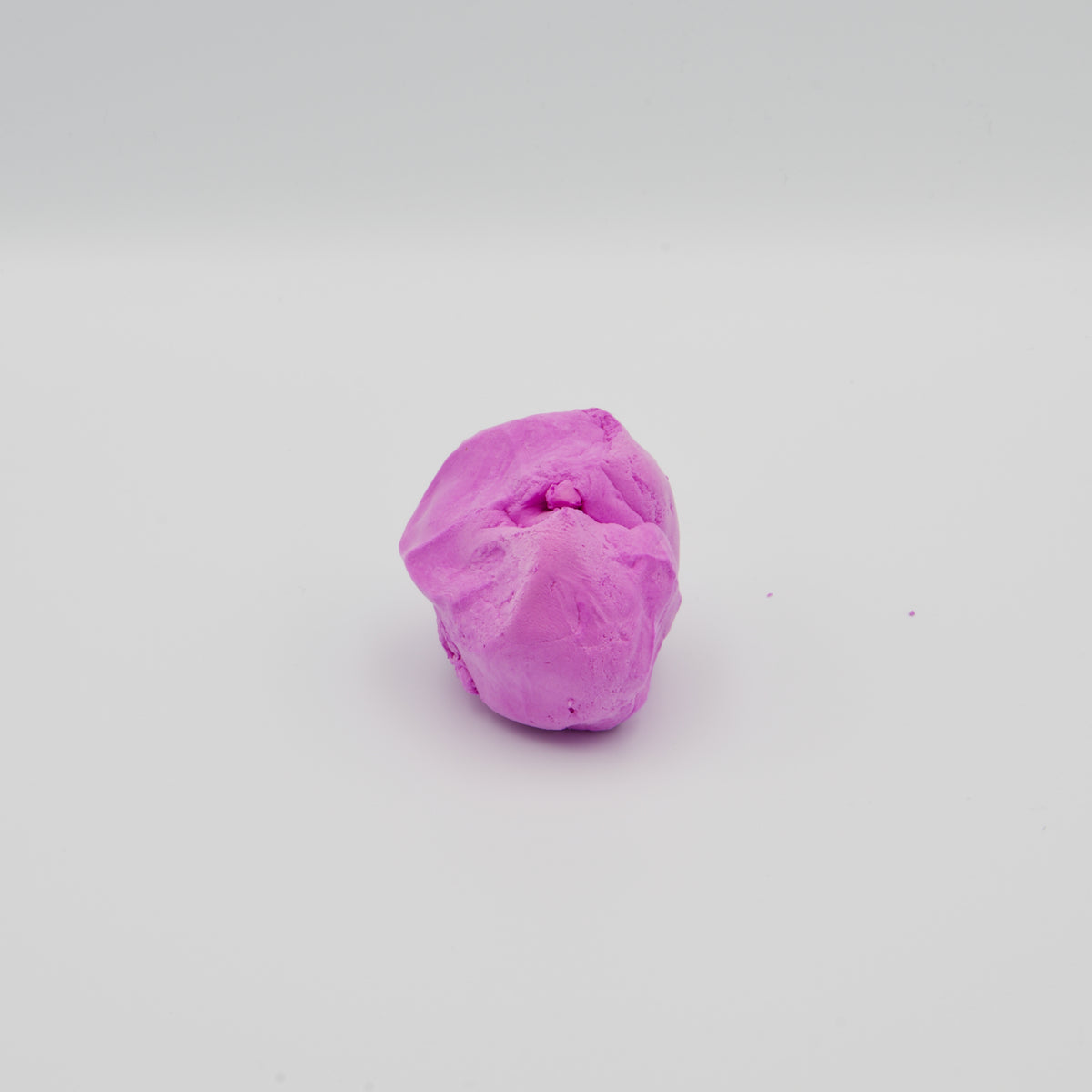 Kompakter Ballen aus violetter, elastischer Knetmasse für haptische Impulse