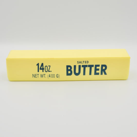 Gelber Squeeze-Riegel in Butter-Form mit der Aufschrift „14oz Salted Butter“, Frontalansicht