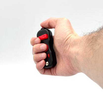 Schwarzer Fidget Controller Clicker in Schwarz-Rot in der Hand – Anti-Stress Tool
