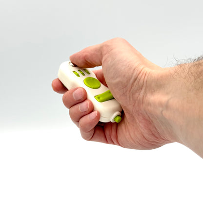 Weiß-grüner Fidget Controller Clicker in der Hand – Skill Tool für Hände & Konzentration