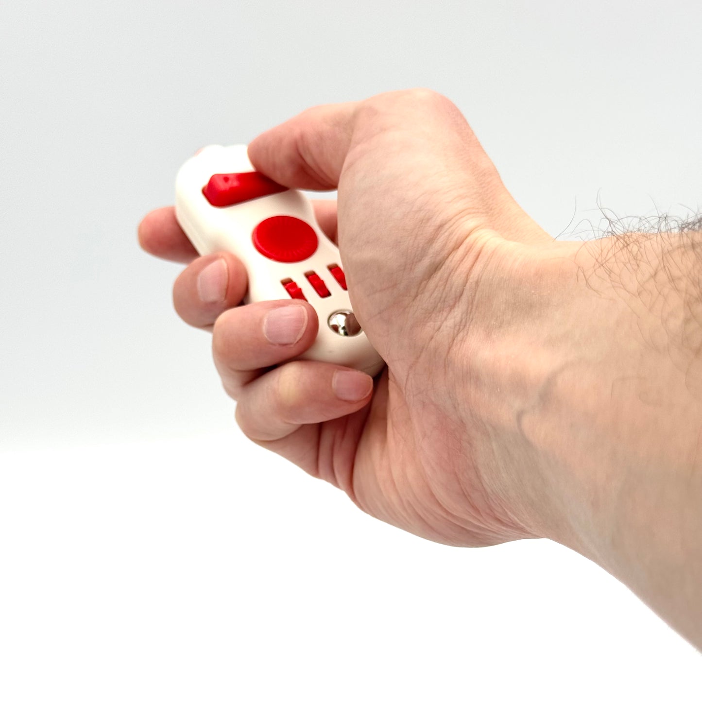 Fidget Controller Clicker in Weiß-Rot in der Hand – Anti-Stress Pad