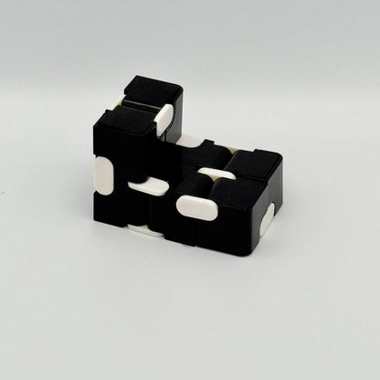 Schwarz-weißer Infinity Cube Fidget Cube aufgefaltet – Unendlicher Klappwürfel für Hände