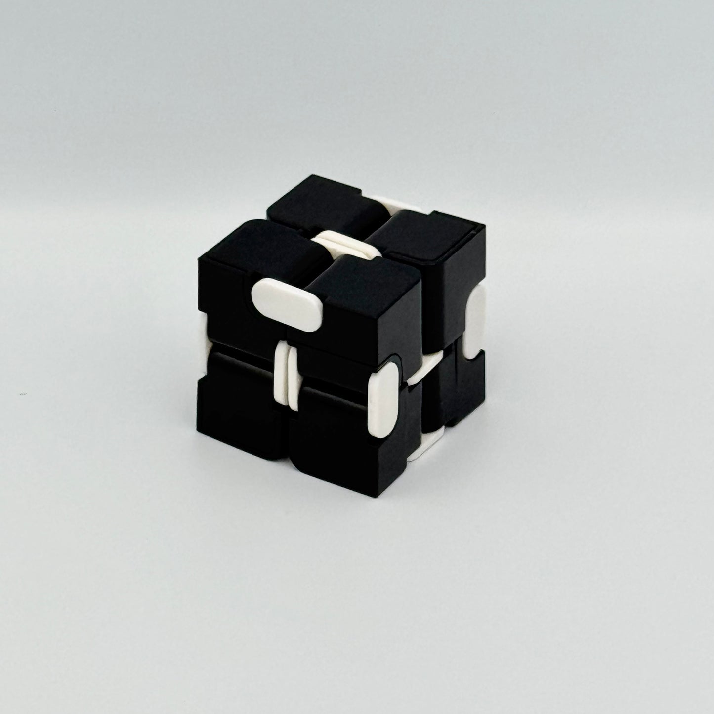 Schwarz-weißer Infinity Cube Klappwürfel kompakter Zustand – Fidget Cube für Fokus