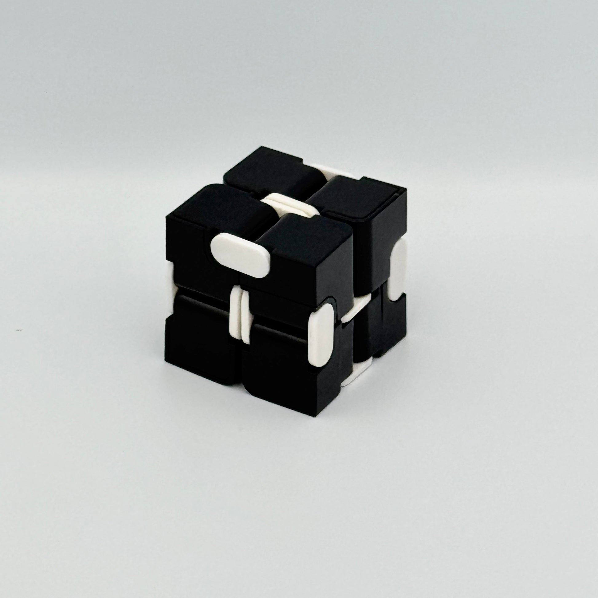Schwarz-weißer Infinity Cube Klappwürfel kompakter Zustand – Fidget Cube für Fokus