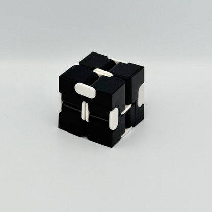 Schwarz-weißer Infinity Cube Klappwürfel kompakter Zustand – Fidget Cube für Fokus