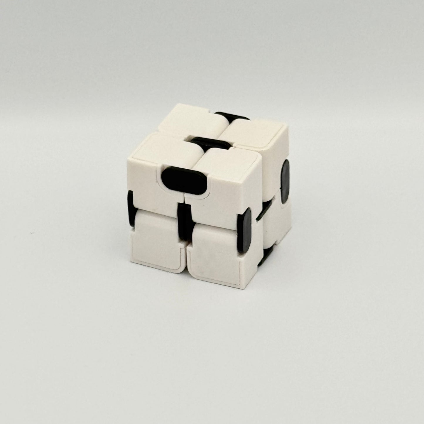 Weiß-schwarzer Infinity Cube Klappwürfel kompakter Zustand – Fidget Cube für Fokus