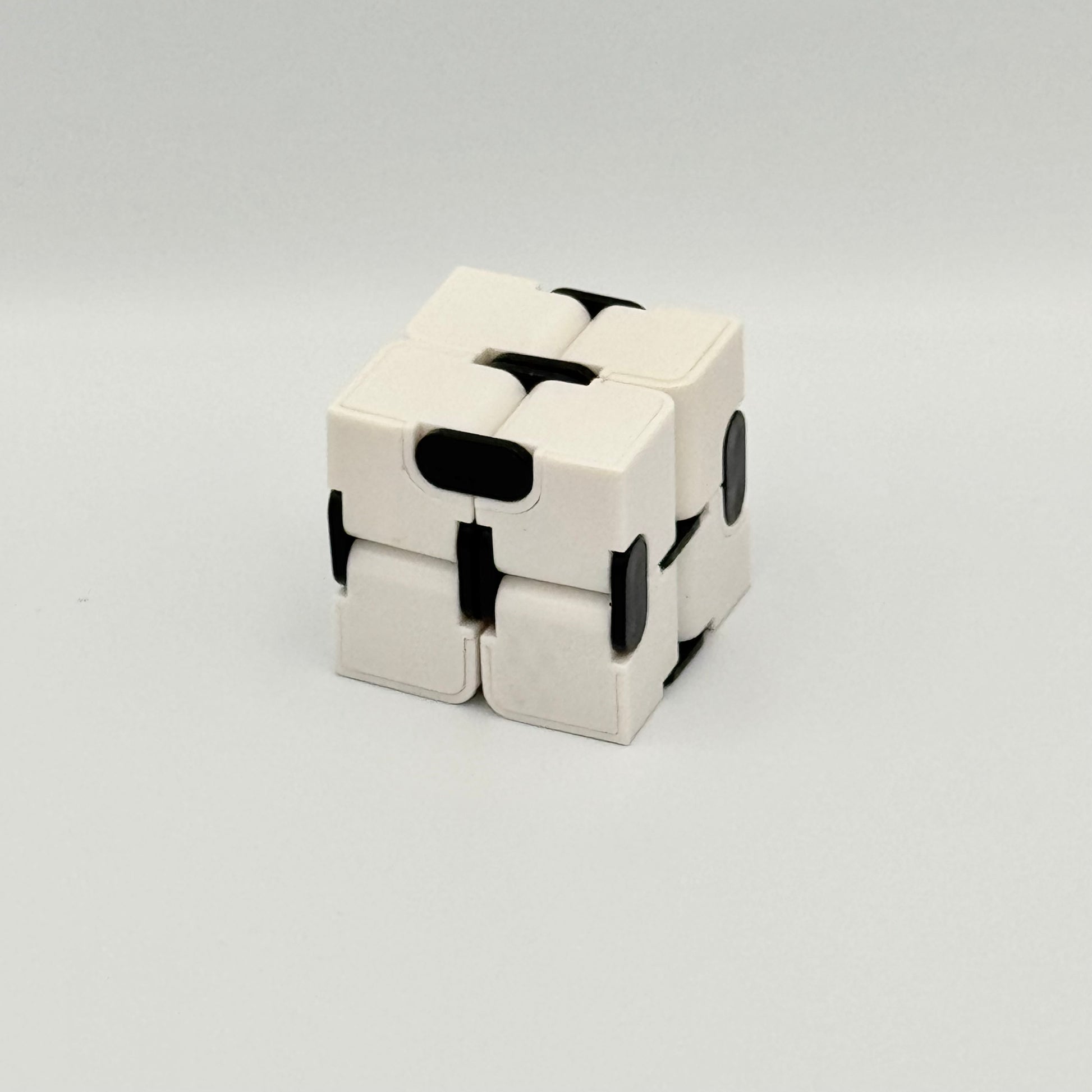 Weiß-schwarzer Infinity Cube Klappwürfel kompakter Zustand – Fidget Cube für Fokus
