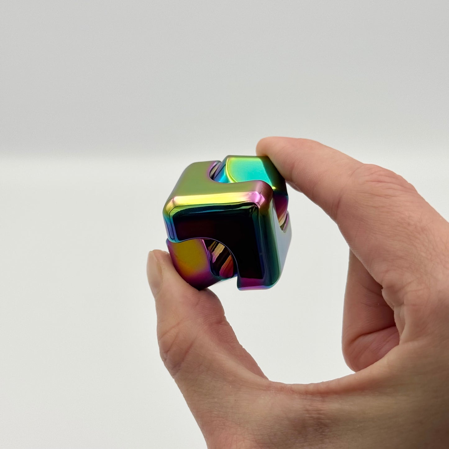 Metall Iron Cube Spinner wird in den Fingern gehalten – Metall Fidget Spinner Toy