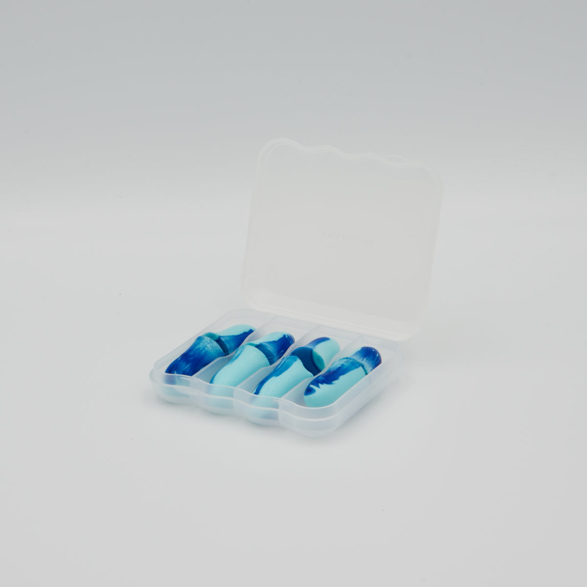 Schräge Ansicht der geöffneten Klarsichtdose mit vier blau-marmorierten Gehörschutz-Stöpseln aus Schaumstoff.