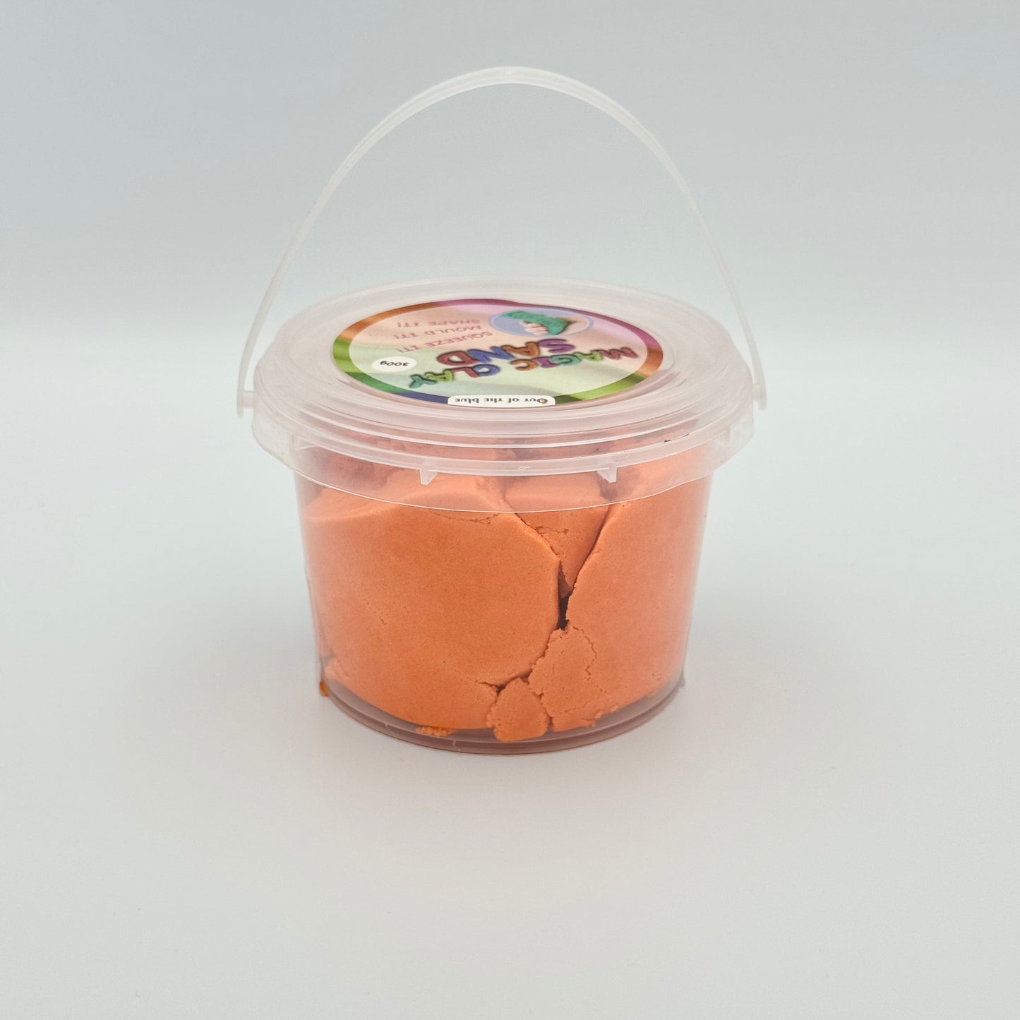 Transparenter Eimer gefüllt mit orangem Magic Clay Knet-Sand – Modelliersand 300g