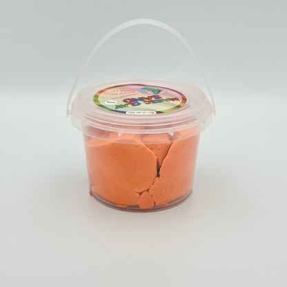 Transparenter Eimer gefüllt mit orangem Magic Clay Knet-Sand – Modelliersand 300g