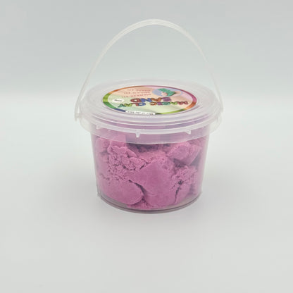 Transparenter Eimer gefüllt mit lila Magic Clay Knet-Sand – Modelliersand 300g