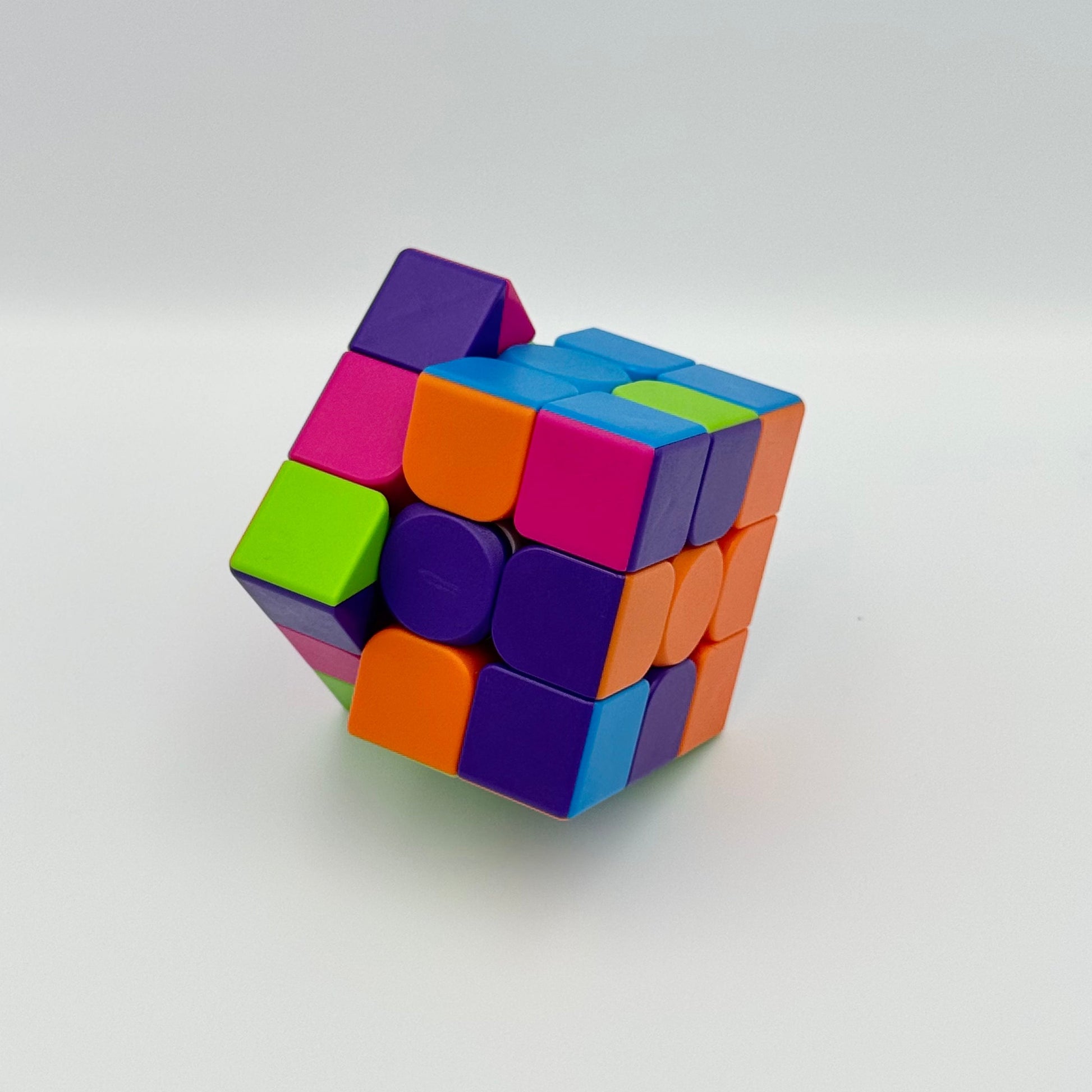 Bunter Speedcube Magic Cube wird verdreht – Fidget Toy zur Förderung von Fokus und Konzentration