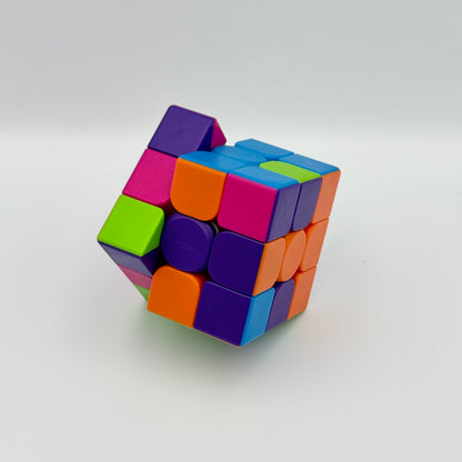 Bunter Speedcube Magic Cube wird verdreht – Fidget Toy zur Förderung von Fokus und Konzentration