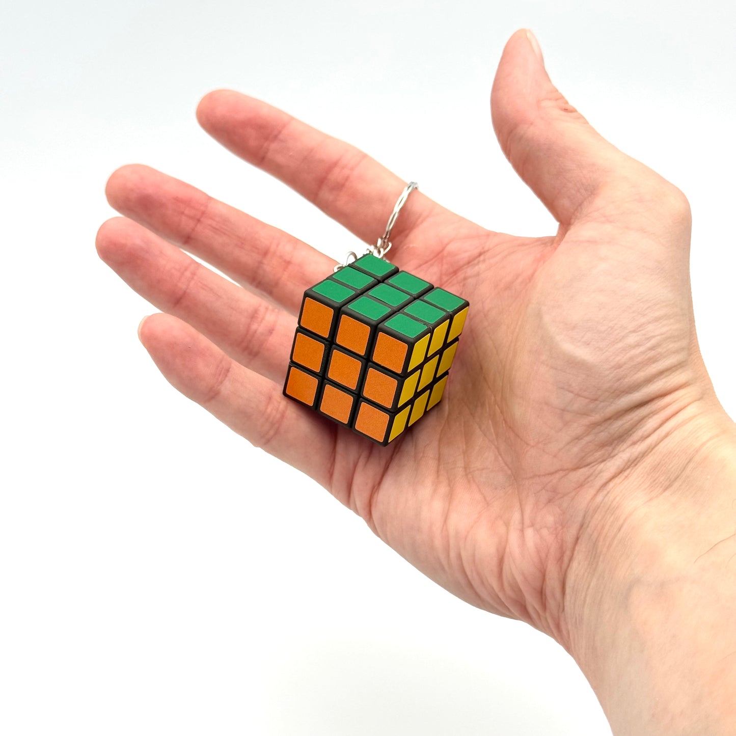 Zauberwürfel Schlüsselanhänger in der Hand – Mini Fidget Würfel