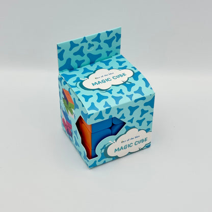 Bunter Magic Cube Zauberwürfel in hellblauer Verpackung von Out of the blue – Geduldsspiel & Fidget Toy