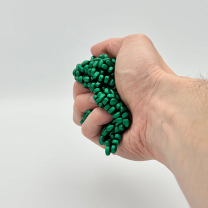 Grünes magnetisches Knet-Set aus Steinen in der Hand – Fidget Toy für Fokus & Stressabbau