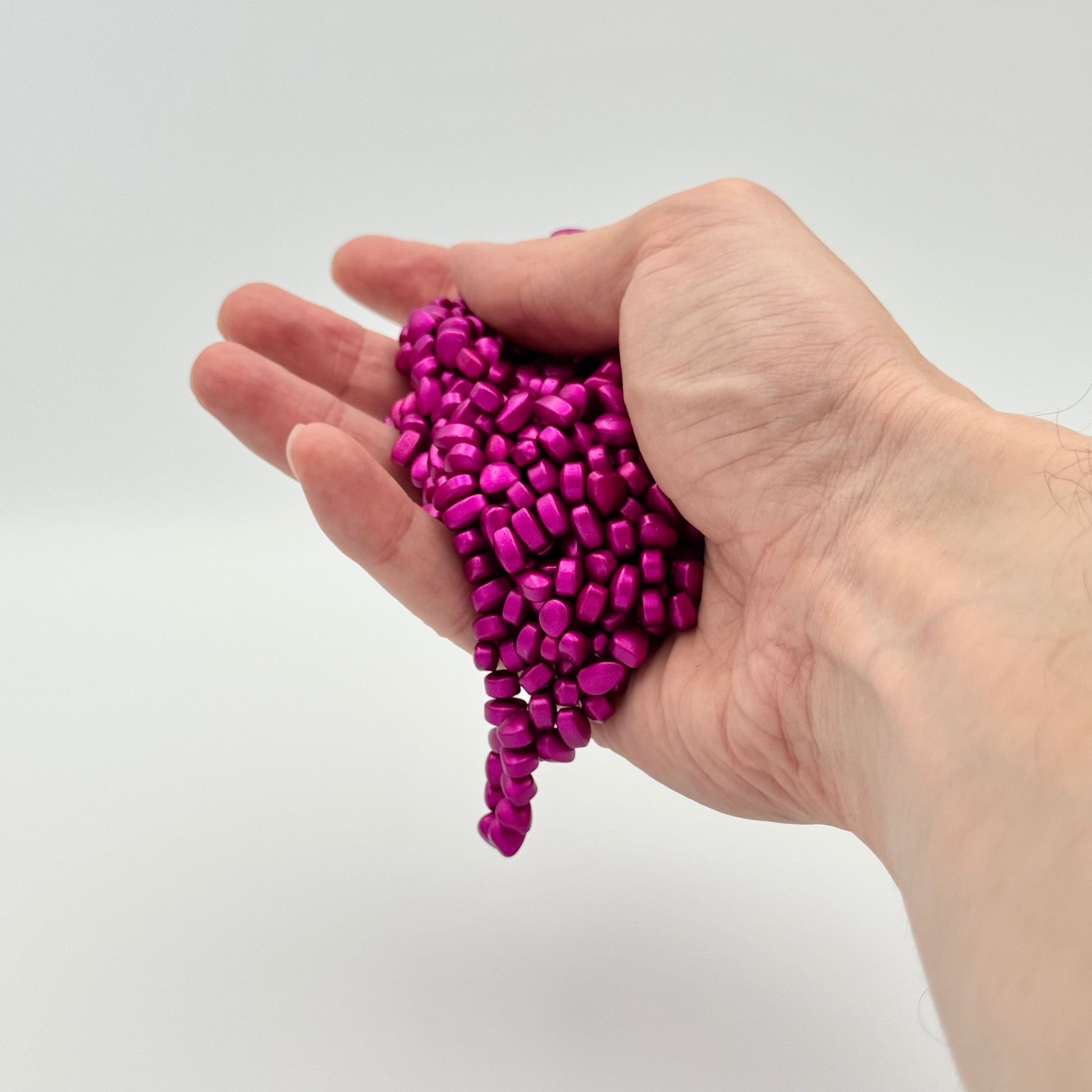 Lila-pinke magnetische Knet-Steine in der Hand – Taktiles Magnet Fidget Toy für Hände