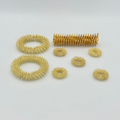 Goldenes Massageringe Set zur Akupressur – Fingerringe, Armbänder & Massagerolle zur Entspannung