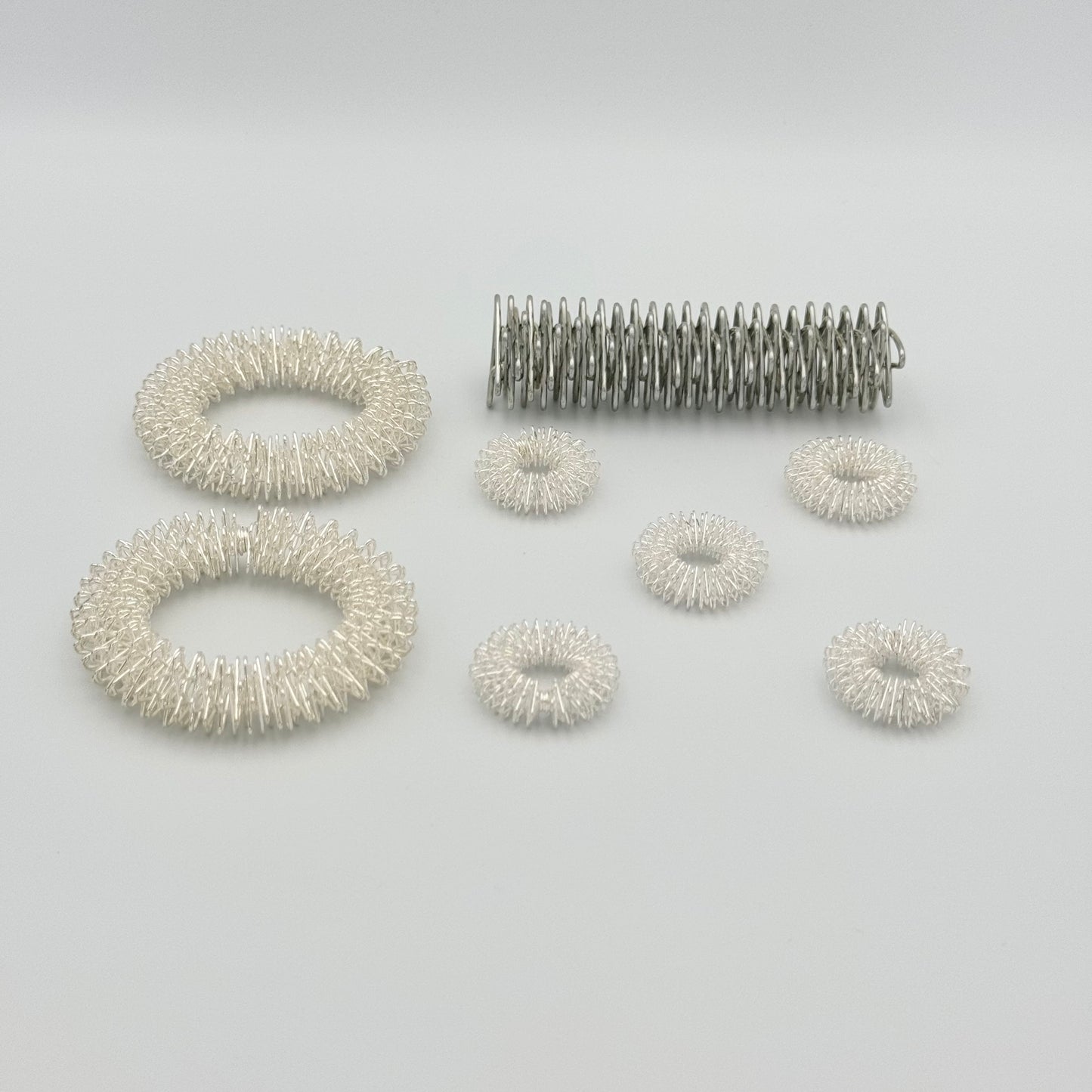 Silbernes Massageringe Set mit Fingerringen, Armbändern & Massagerolle – Akupressur Skill