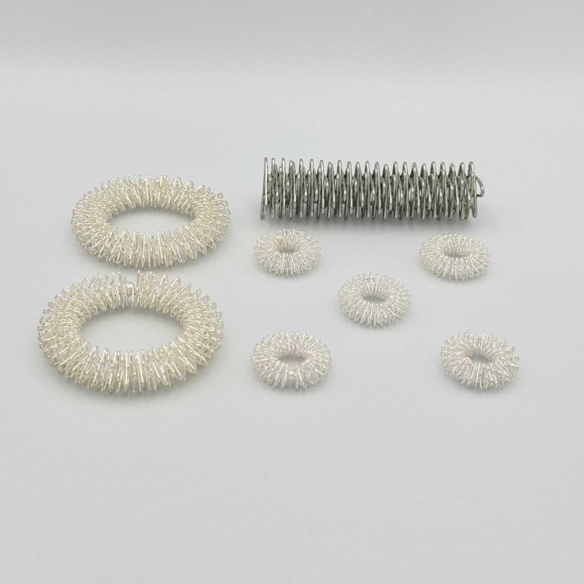 Silbernes Massageringe Set mit Fingerringen, Armbändern & Massagerolle – Akupressur Skill