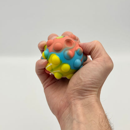Regenbogen Pop It Ball wird in der Hand gedrückt – Squeeze Pop Ball Fidget Toy