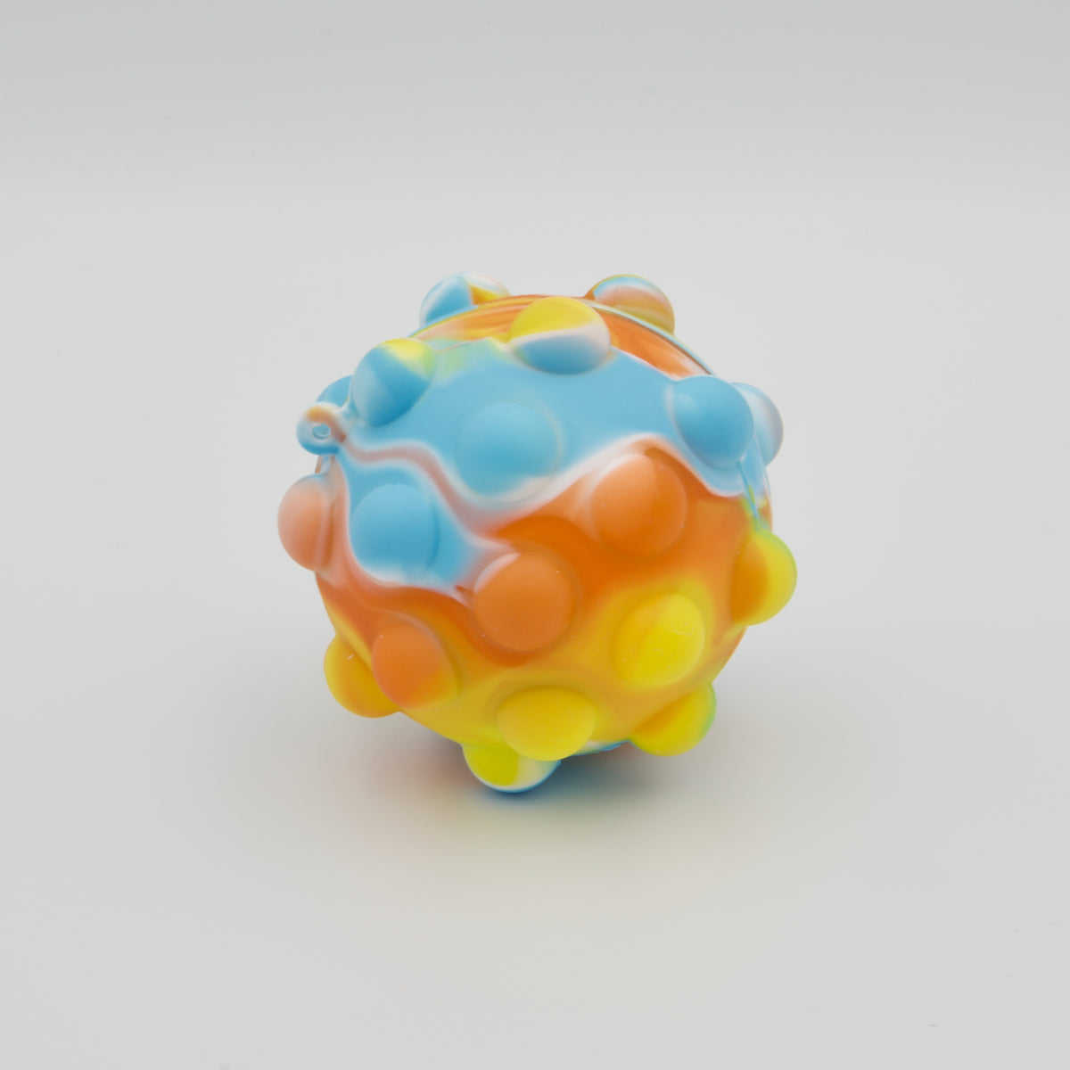 Marmorierter Silikon-Pop-Ball mit drückbaren Noppen in Blau, Gelb und Orange
