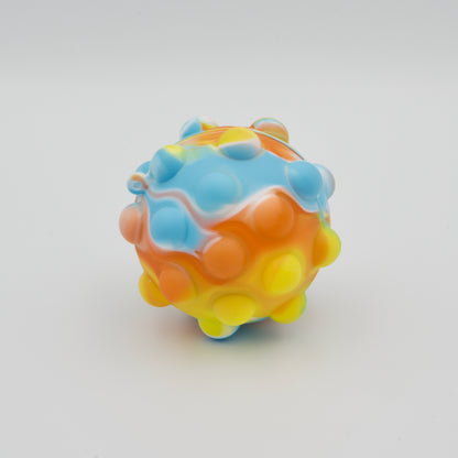 Marmorierter Silikon-Pop-Ball mit drückbaren Noppen in Blau, Gelb und Orange
