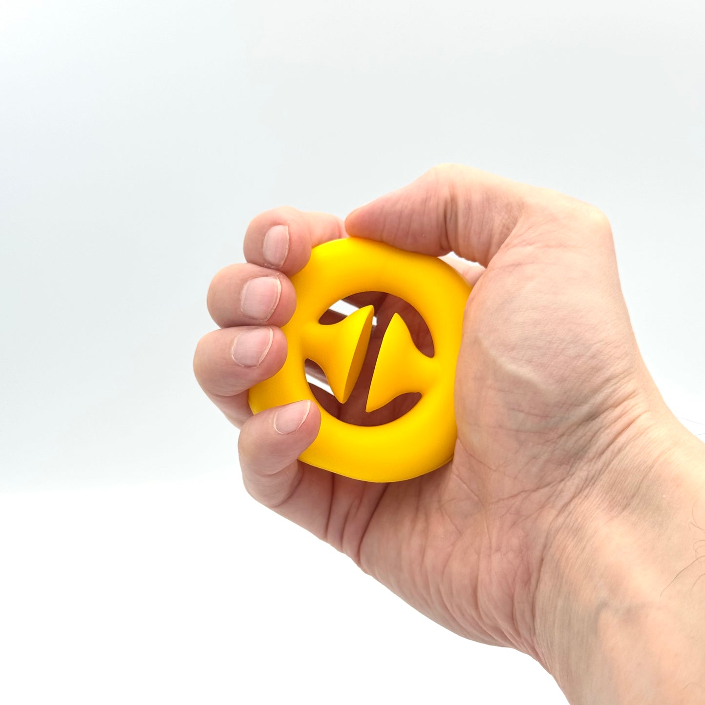 Gelber Pop Snapper Saugnapf-Ring in der Hand – Fidget Tool für Stressabbau & ADHS