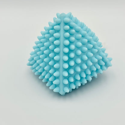 Hellblaue Pyramide mit Noppen freigestellt – Taktiles Squeezy Fidget Toy für Hände