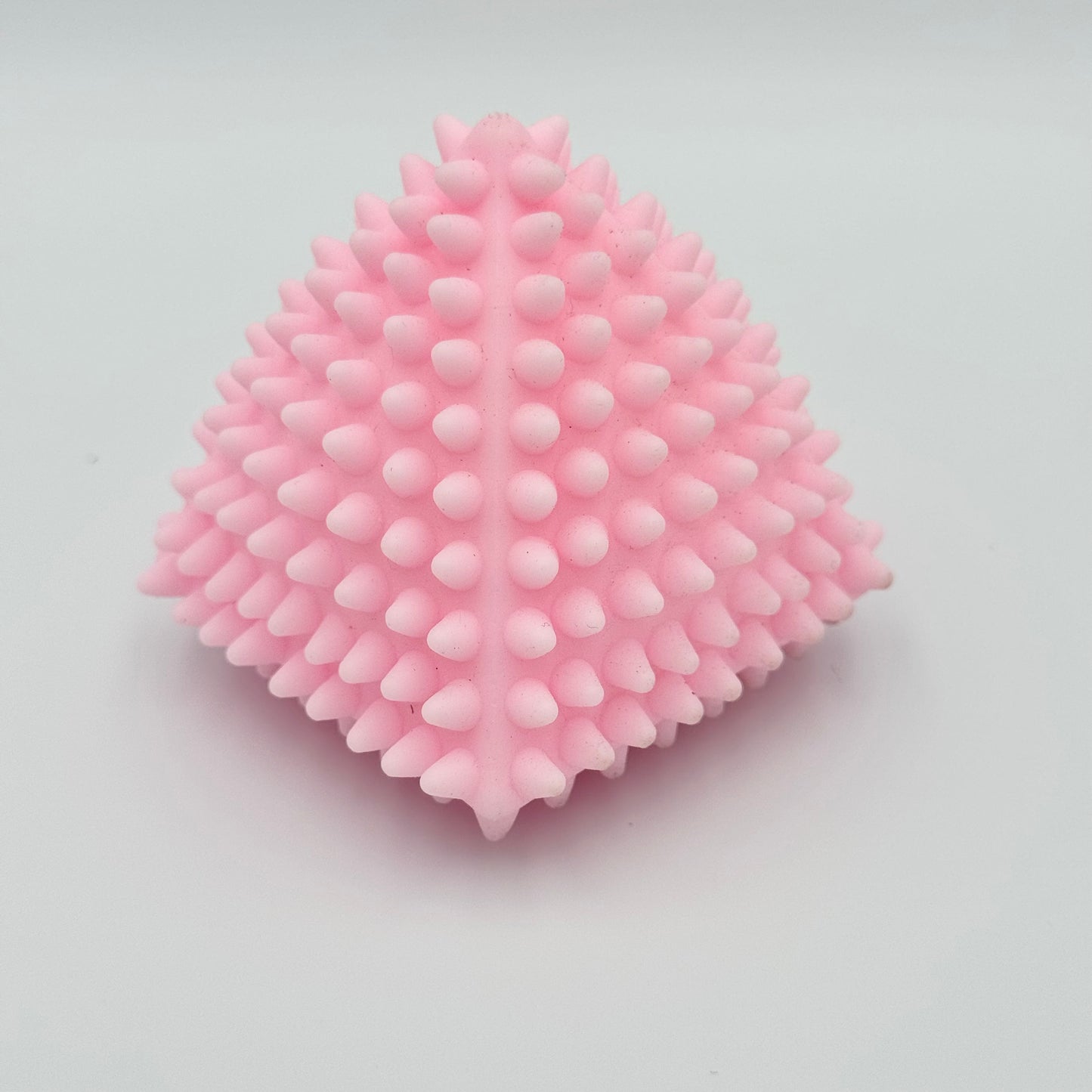 Altrosa Pyramiden-Squeezy mit Noppen – Taktiler Anti-Stressball für Haptik & Fokus