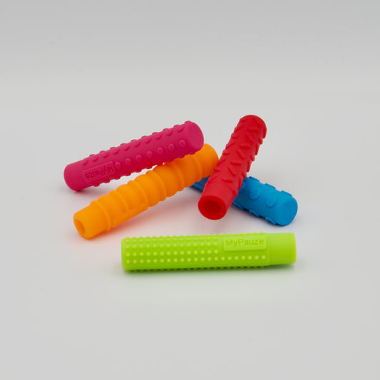 Fünf bunte Stiftaufsätze von MyPauze mit unterschiedlichen Oberflächenstrukturen für orale Stimulation, einer davon auf einem Stift angebracht