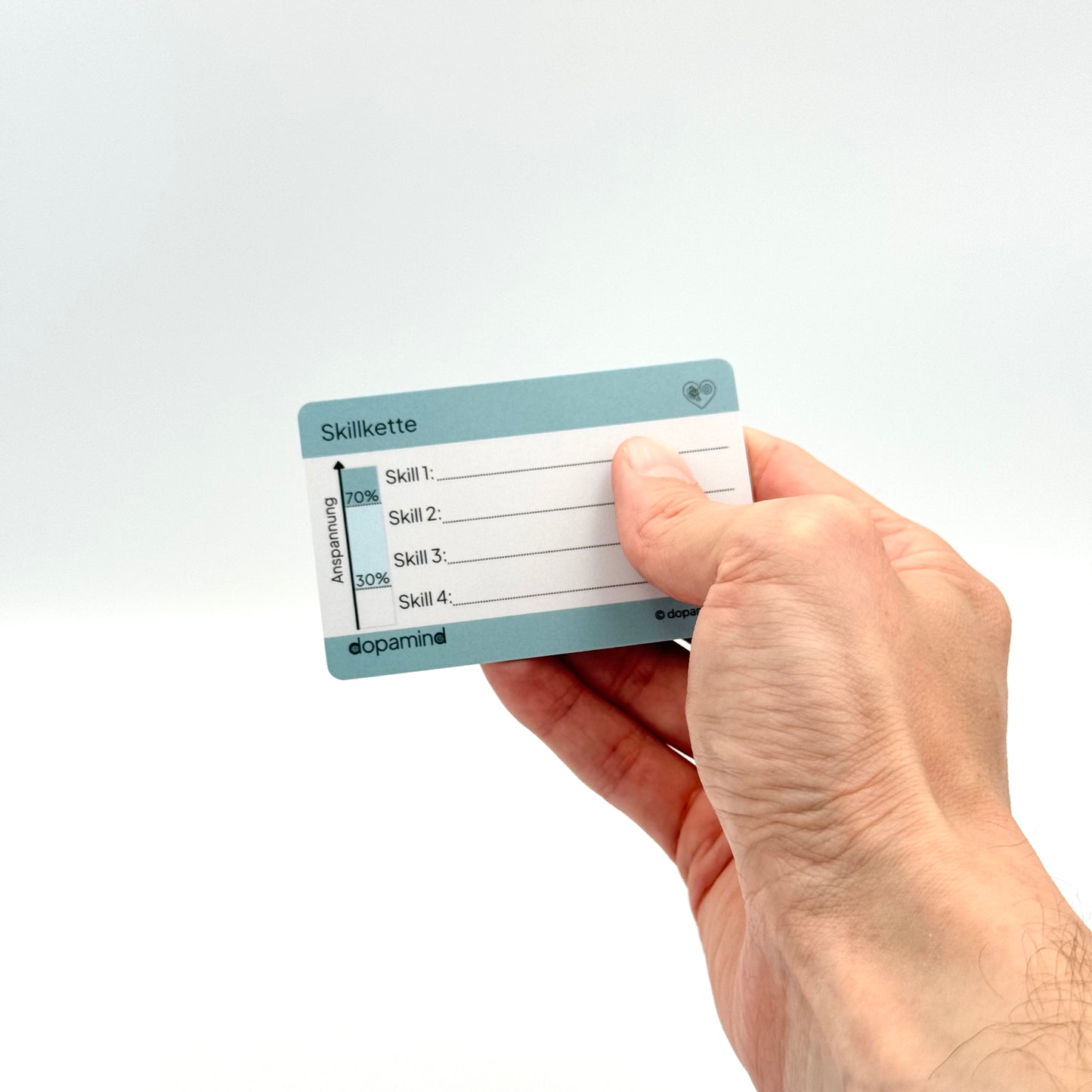 Hand hält dopamind Skillkette Karte Rückseite mit Anspannungsskala – Ausfüllbare Hilfskarte für DBT Skills
