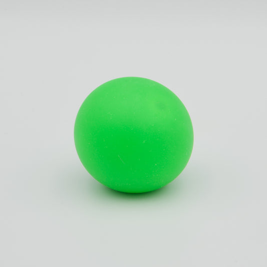 Runder, neongrüner Quetschball mit glatter Oberfläche auf weißem Hintergrund