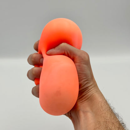 Oranger Squeeze Ball stark in der Hand gequetscht – Anti-Stress Fidget Ball zum Kneten