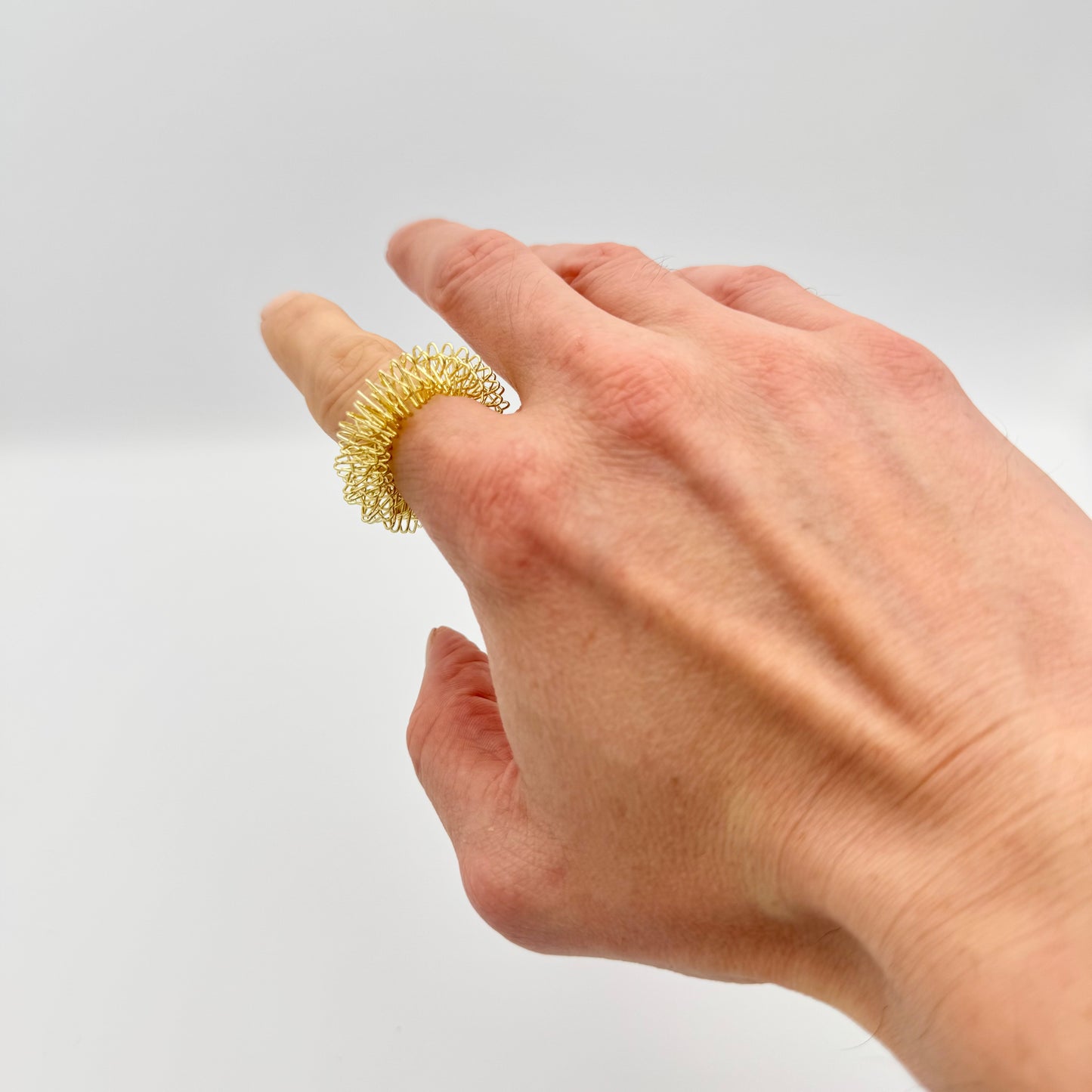 Goldener Therastar Fingermassagering am Zeigefinger – Akupressurring für Reizstimulation