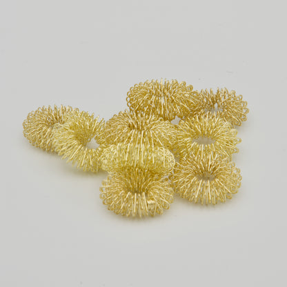 Set aus 10 goldfarbenen Fingermassageringen aus biegsamem Drahtgeflecht für Haptik und Fidgeting
