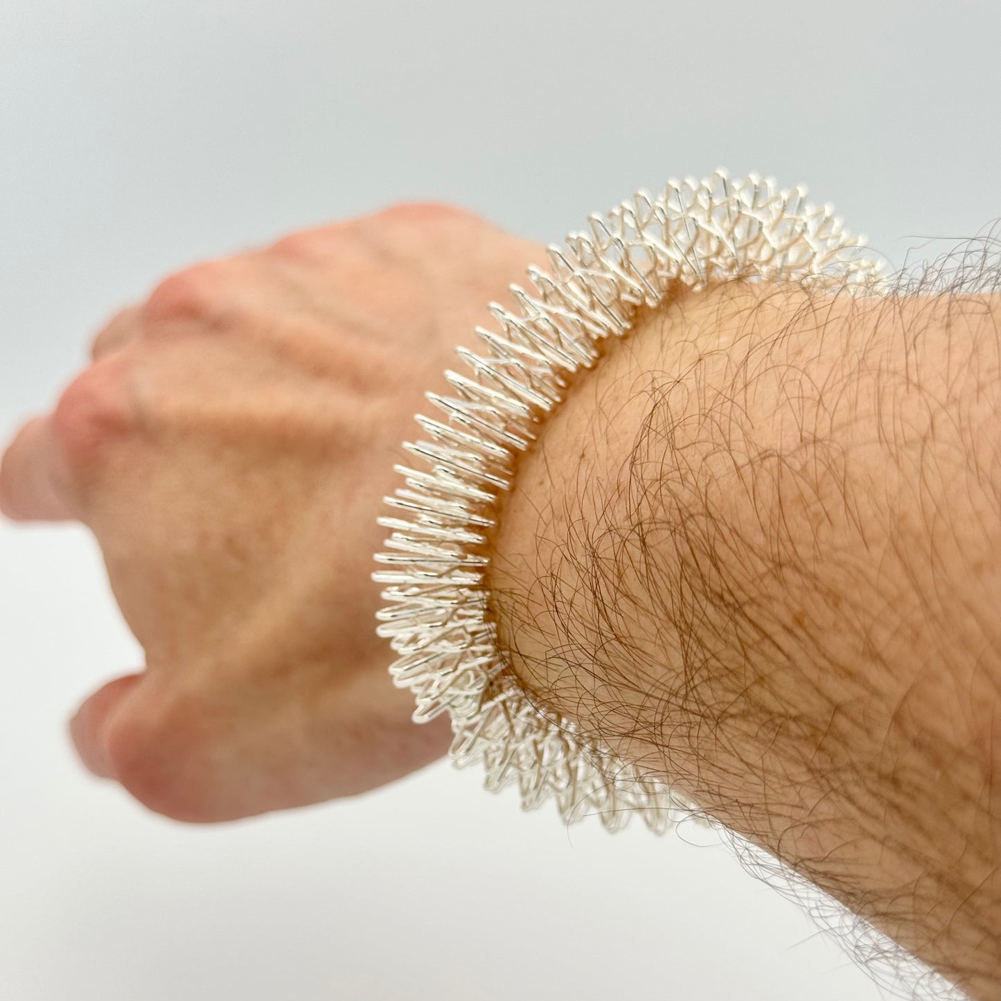 Silberner Therastar Handmassagering am Handgelenk – Akupressur Armband für Anspannungsabbau