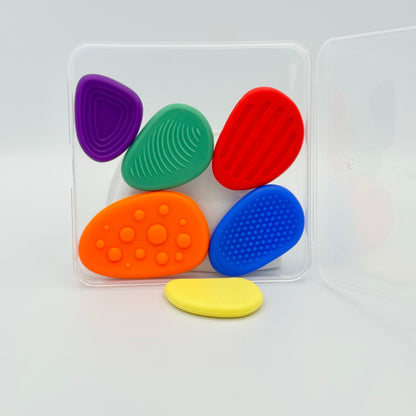 Transparente Box mit 6 bunten Worry Stones aus Silikon mit Strukturen – Sorgenstein Set